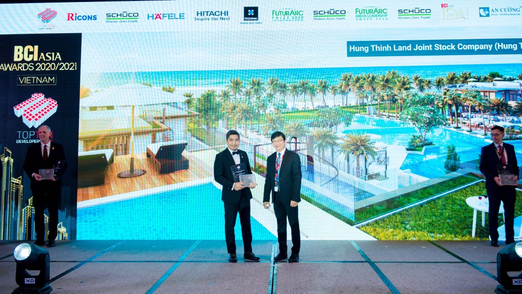 Đại diện Hưng Thịnh Land, ông Thiệu Lê Bình - Phó Tổng Giám đốc (bên trái) nhận giải Top 10 Developers - Top 10 Nhà phát triển bất động sản hàng đầu Việt Nam