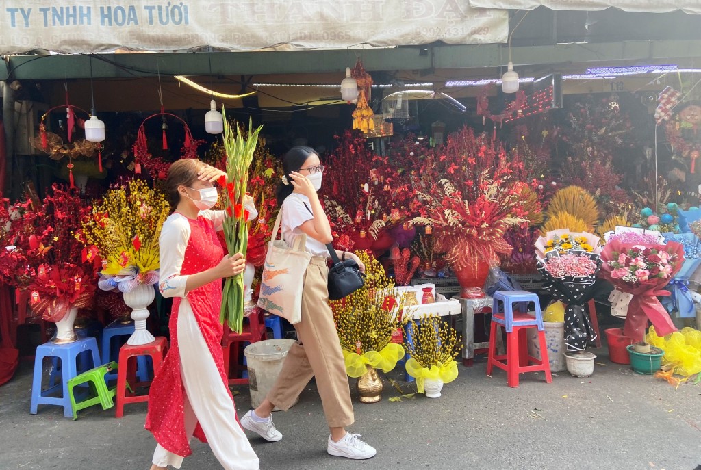 Mua hoa chưng Tết là một nét đẹp văn hóa