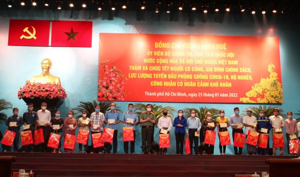 Dịp này, Chủ tịch Quốc hội Vương Đình Huệ đã trao tặng 400 phần quà cho người có công, gia đình chính sách, lực lượng tuyến đầu phòng, chống dịch COVID-19, hộ nghèo, công nhân có hoàn cảnh khó khăn tại TP Hồ Chí Minh.