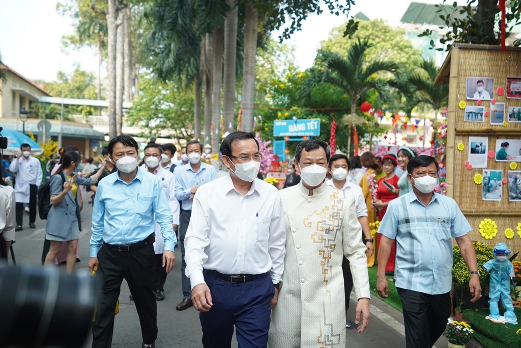 Bí thư Thành ủy TP Hồ Chí Minh Nguyễn Văn Nên đến thăm đường hoa bệnh viện Chợ Rẫy