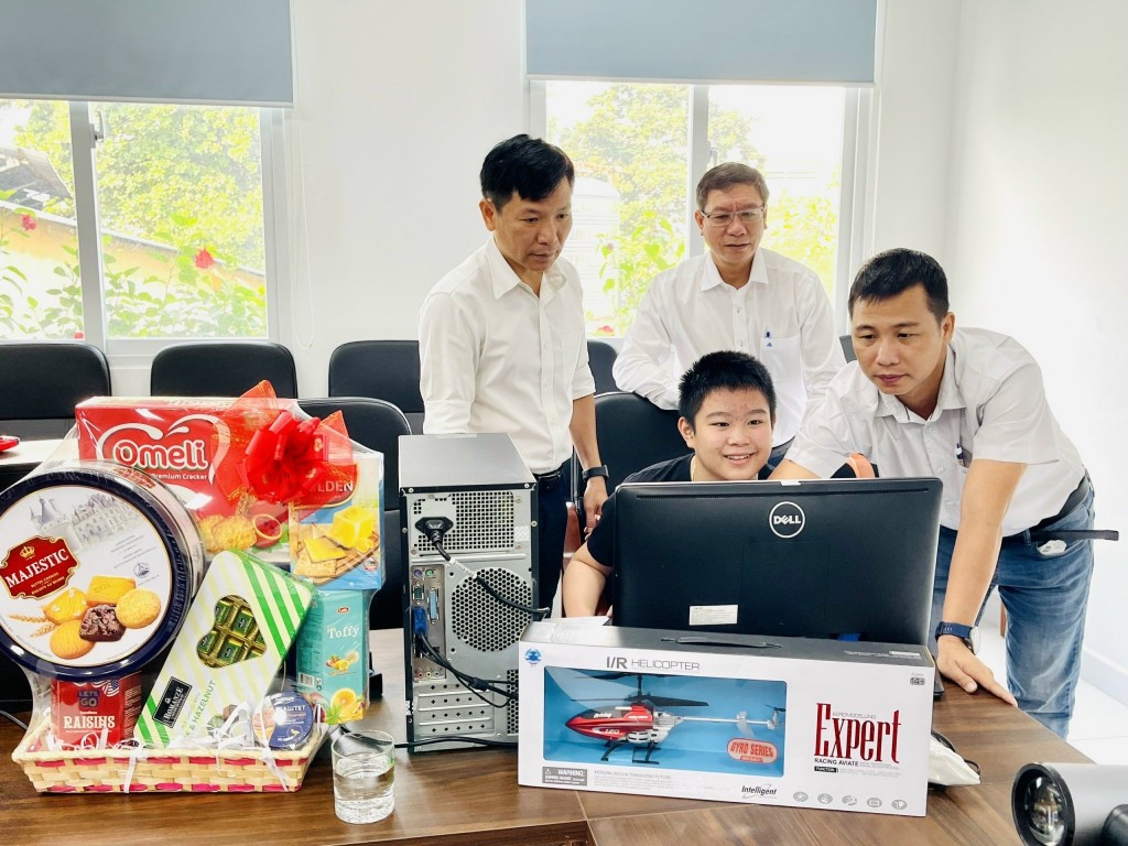 Công ty Điện lực Phú Thọ (thuộc Tổng công ty Điện lực TP HCM) tặng máy tính và quà Tết cho các bé có hoàn cảnh đặc biệt vì COVID-19 mà đơn vị nhận bảo trợ