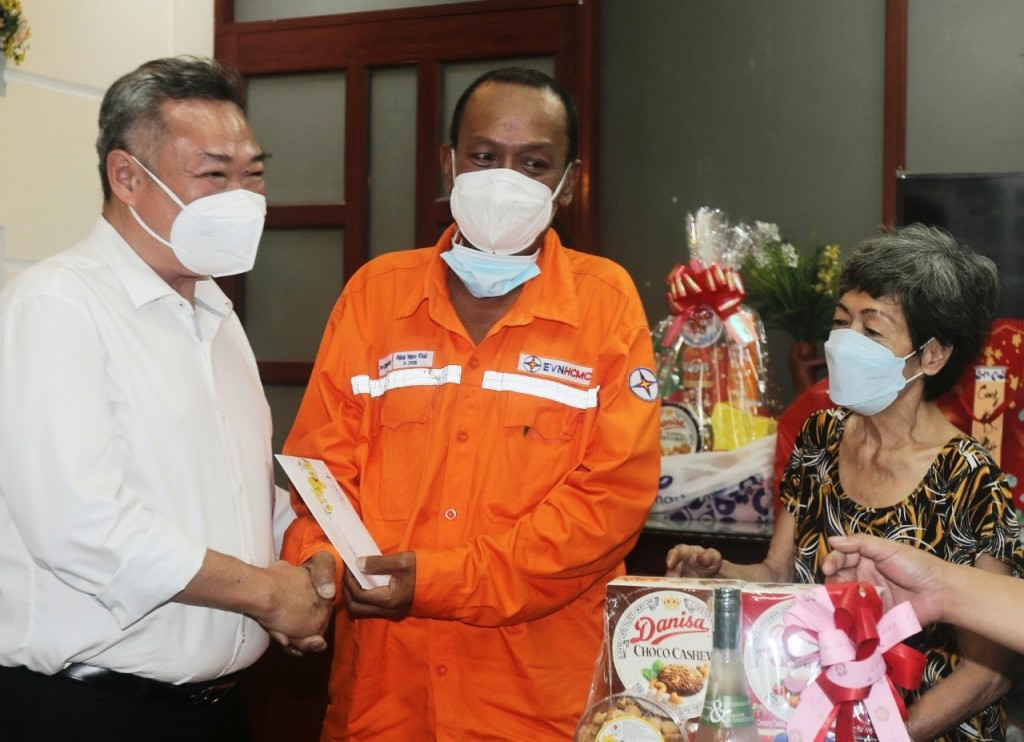 Chủ tịch HĐTV EVNHCMC Phạm Quốc Bảo thăm và tặng quà công nhân có hoàn cảnh khó khăn