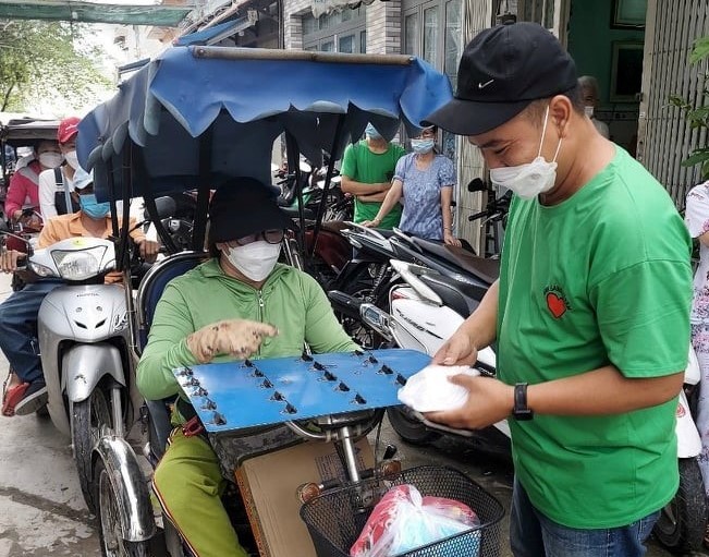 Ngoài hỗi trợ Oxy 0 đồng anh Bình còn hỗ trợ lương thực thực phẩm cho những hoàn cảnh khó khăn