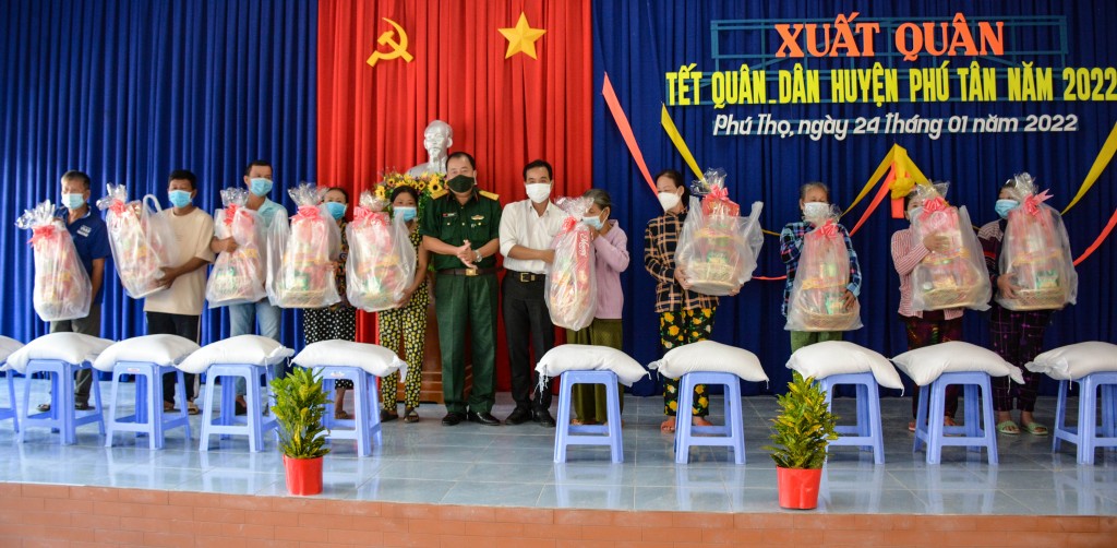Ban chỉ đạo Tết quân dân huyện phú Tân tặng quà cho các hộ gia đình nghèo
