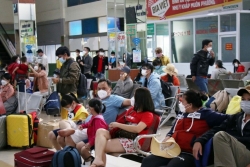 Người dân ồ ạt rời TP Hồ Chí Minh về quê đón Tết