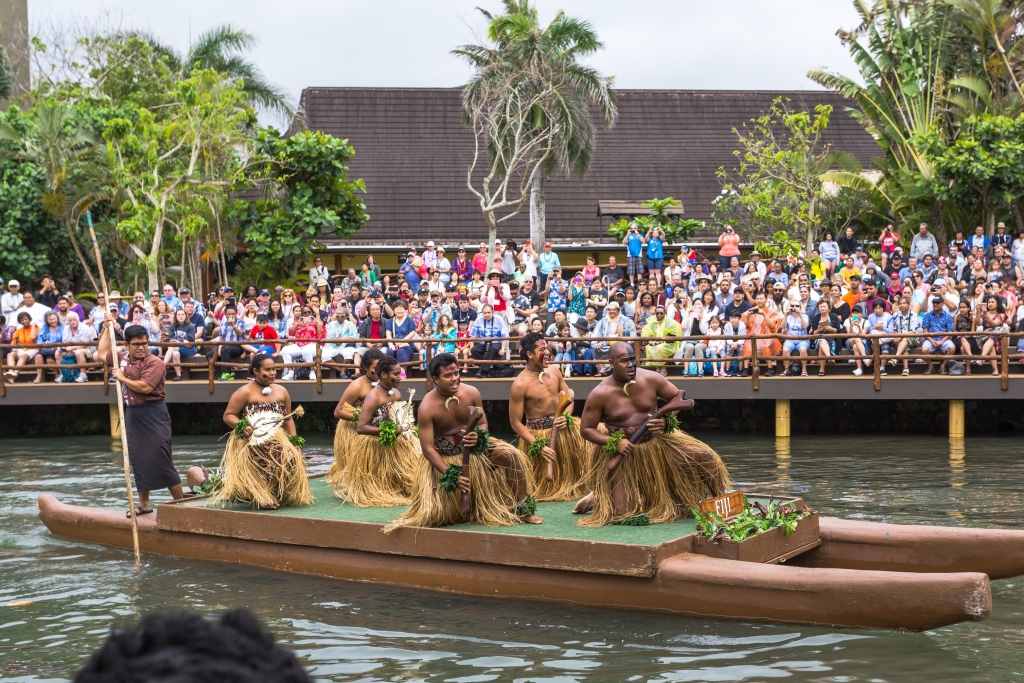 Các vũ công người Polynesia biểu diễn điệu múa truyền thống trên thuyền phao tại Oahu, Trung tâm Văn hóa Polynesia - Hawaii 