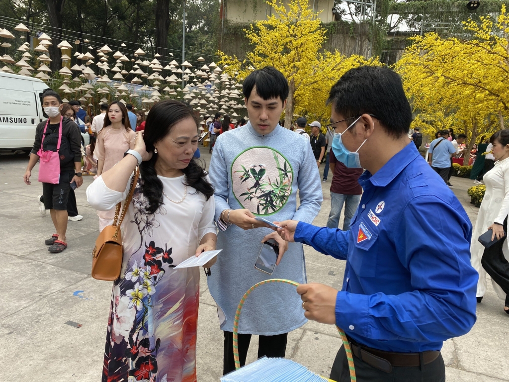 Đoàn viên thanh niên EVNHCMC tặng khẩu trang cho khách du xuân