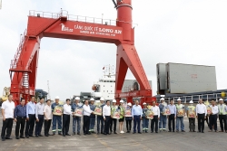 Phó Thủ tướng Thường trực Chính phủ Trương Hòa Bình thăm công nhân lao động làm việc xuyên Tết tại Cảng Quốc tế Long An