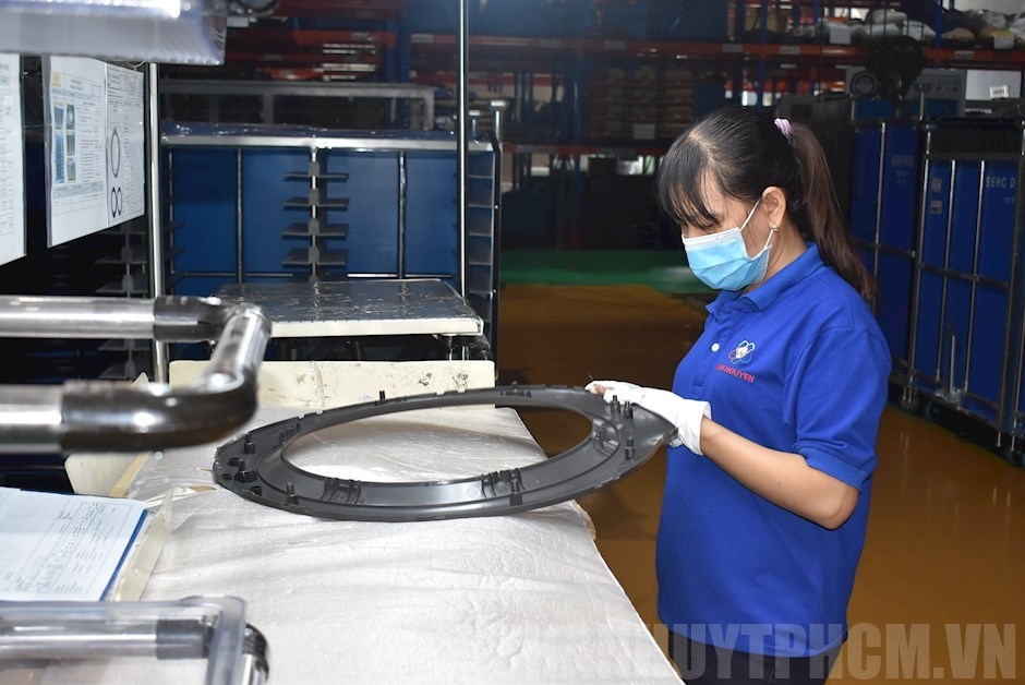 Công nhân sản xuất đeo khẩu trang trong khi làm việc tại Công ty Cổ phần Công nghiệp hỗ trợ Minh Nguyên