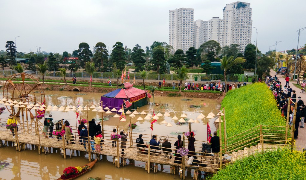 Hơn 7 vạn lượt du khách đến với đường hoa Home Hanoi Xuân 2022 và phố đi bộ Pont de Long Biên