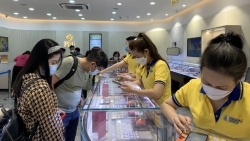 Nhộn nhịp mua vàng cầu may ngày vía Thần Tài tại TP Hồ Chí Minh