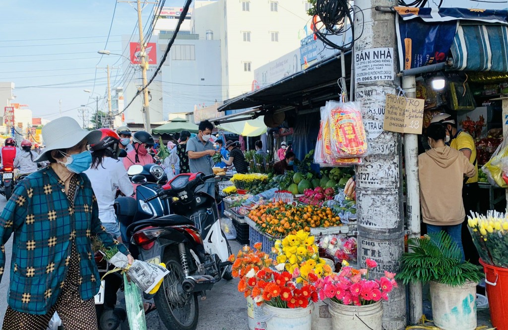 Trái cây và hoa là 2 món cũng không thể thiếu trong ngày vía Thần Tài