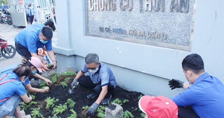 Đoàn viên, thanh niên và người dân sinh sống tại Chung cư Thới An thực hiện cải tạo bồn hoa sau Lễ phát động