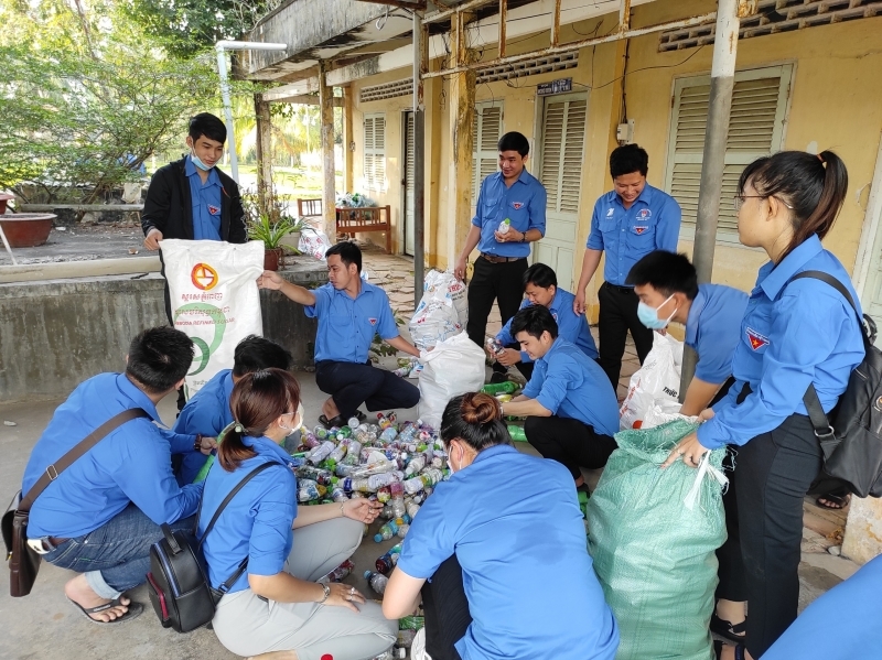 Đoàn viên huyện Châu Thành - Bến Tre phân loại gạch sinh thái để tái chế thành bàn ghế (Nguồn ảnh: Tỉnh đoàn Bến Tre).