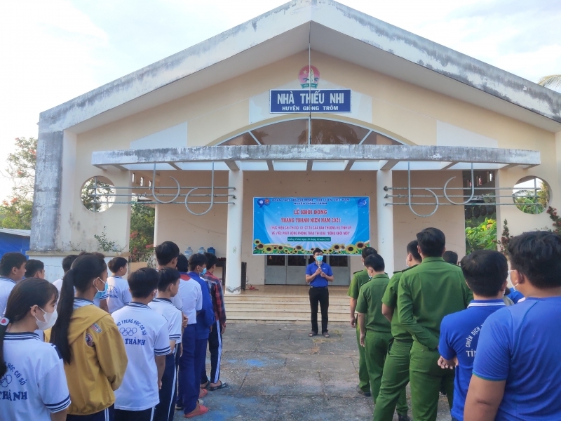 Đoàn viên, thanh thiếu nhi huyện Giồng Trôm phát động và ra quân thực hiện công trình khởi động Tháng Thanh niên 2021 (Nguồn ảnh: Tỉnh đoàn Bến Tre).