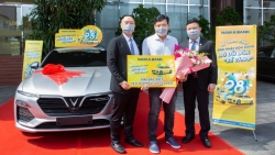 Nam A Bank trao ô tô VinFast cho khách hàng may mắn trúng thưởng