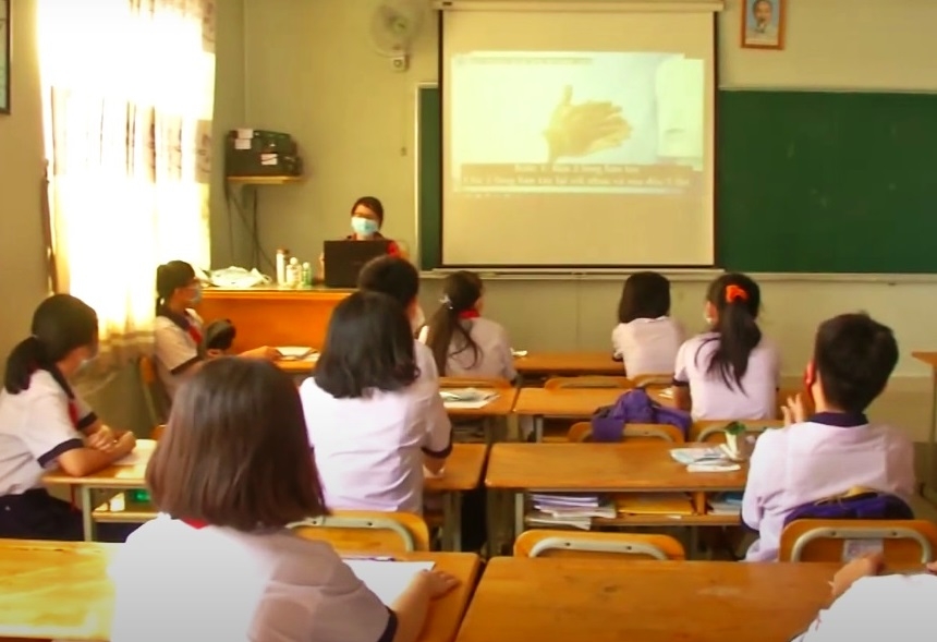 Học sinh xem clip hướng dẫn vệ sinh sát khuẩn tay trong giờ học