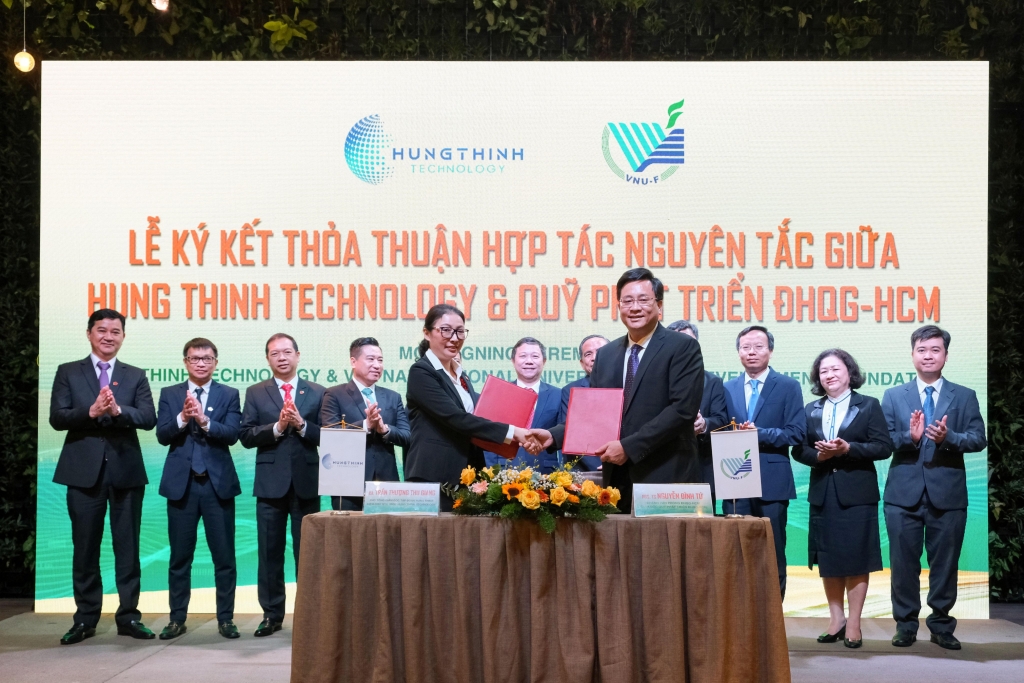 Bà Trần Thượng Thu Giang – Phó Tổng Giám đốc Tập đoàn Hưng Thịnh kiêm Chủ tịch HĐQT Hung Thinh Technology và PGS.TS Nguyễn Đình Tứ - Chánh Văn phòng ĐHQG-HCM kiêm Giám đốc Quỹ Phát triển ĐHQG-HCM thực hiện nghi thức ký kết thỏa thuận hợp tác trước sự chứng kiến của đại diện hai bên và các vị khách quý