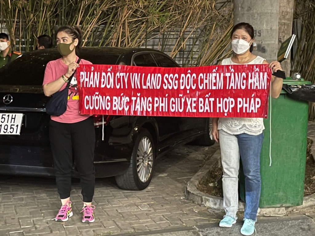 Hàng trăm cư dân tại Saigon Pearl đã căng băng rôn để phản đối công ty Vietnam Land SSG