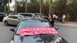 Tranh cãi phí giữ xe ô tô, cư dân Saigon Pearl căng băng rôn phản đối chủ đầu tư
