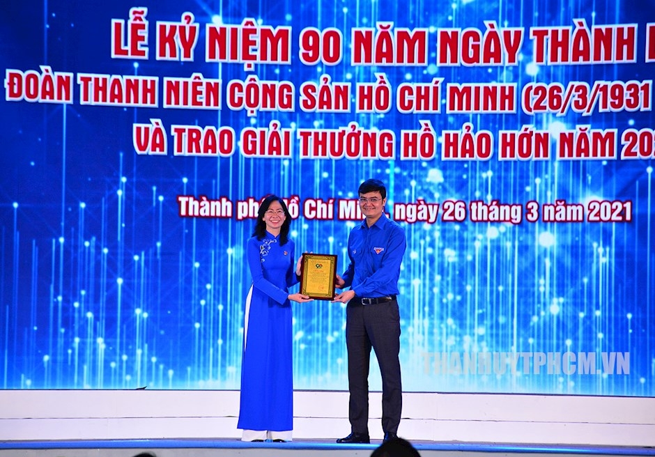 Trung ương Đoàn TNCS Hồ Chí Minh trao chứng nhận công trình thanh niên tiêu biểu cho “Ứng dụng tra cứu thông tin về căn cứ Thành đoàn TPHCM thời kỳ kháng chiến chống Mỹ” của tuổi trẻ TPHCM. 