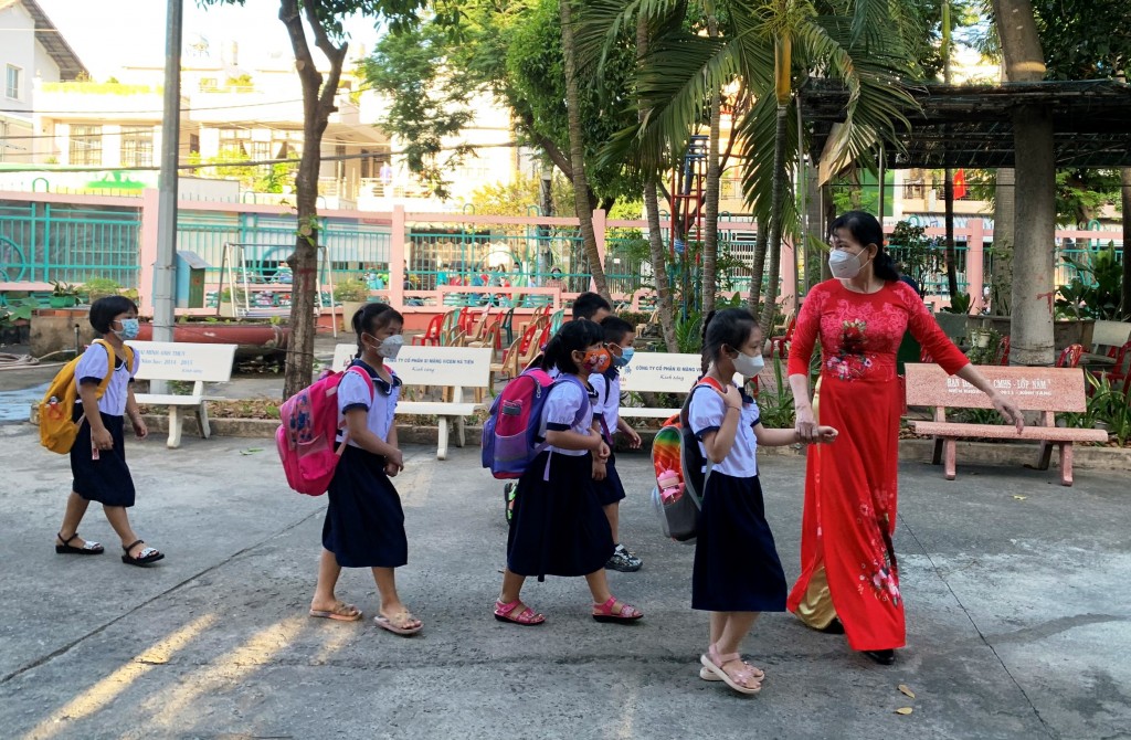 Học sinh đi học trực tiếp