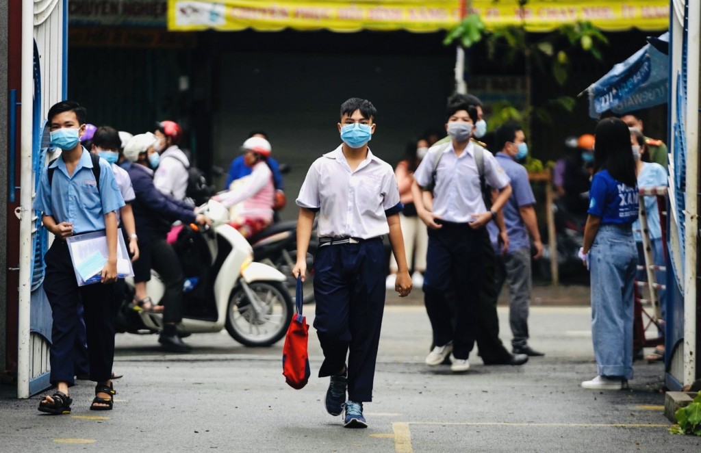 Học sinh trở lại trường học sau nhiều tháng phải học trực tuyến vì dịch bệnh