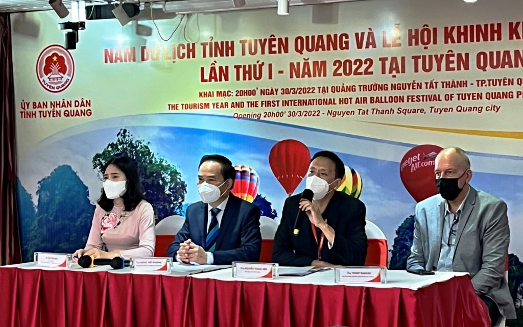 Buổi họp báo công bố về lễ hội Khinh khí cầu Quốc tế 2022