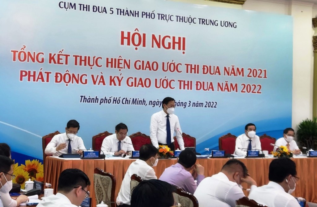 Ông Phan Văn Mãi, Chủ tịch UBND TPHCM phát biểu tại hội nghị