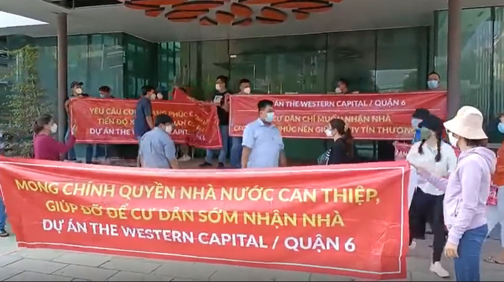 Khách hàng tiếp tục căng băng rôn tại dự án The Western Capital vì chậm bàn giao nhà