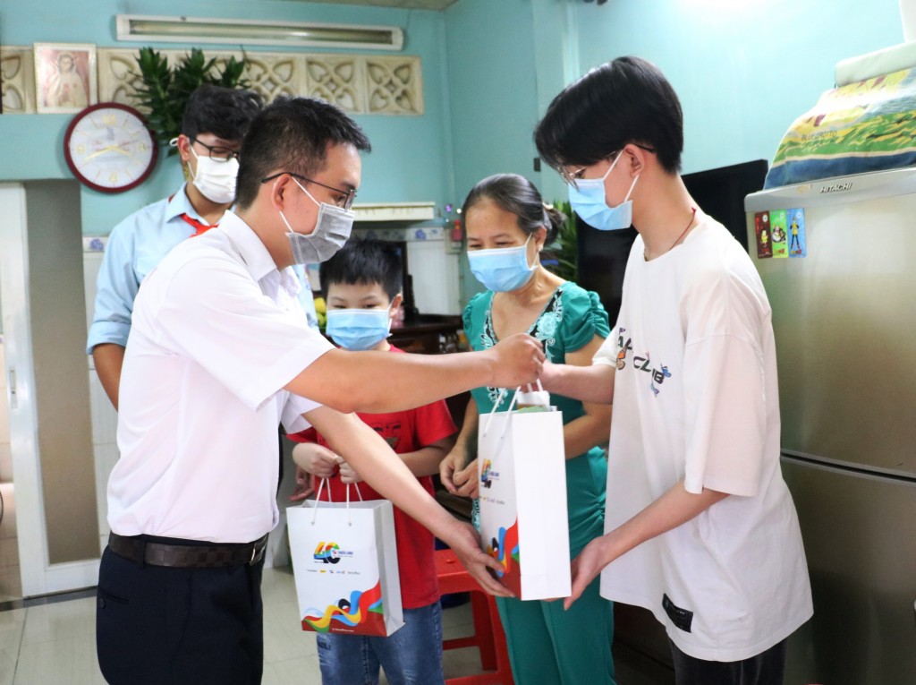 Trung tâm Hỗ trợ học sinh - sinh viên thành phố trao quà cho các trẻ em mồ côi do dịch COVID-19