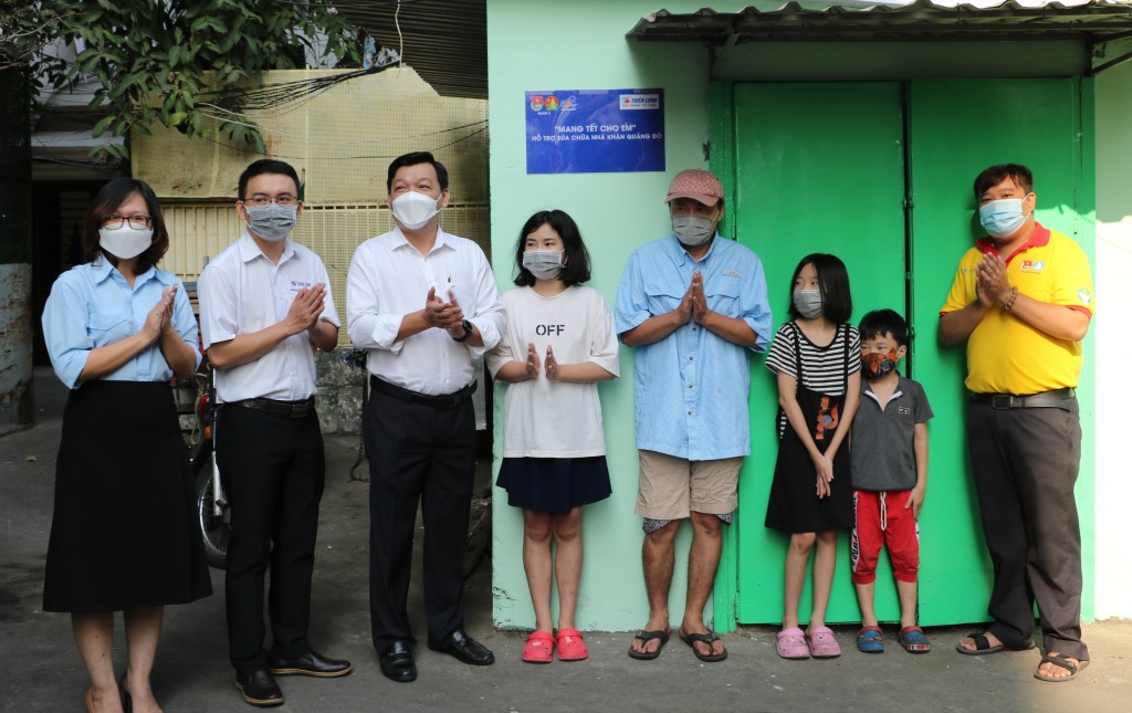Trung tâm Hỗ trợ học sinh - sinh viên TP Hồ Chí Minh bàn giao nhà do sinh viên tình nguyện sửa chữa cho người dân có hoàn cảnh khó khăn vì COVID-19