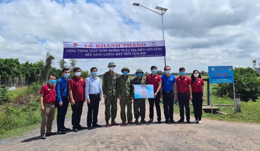 Đoàn TCT EVNHCMC khánh thành công trình thắp sáng đường tuần tra biên giới huyện Bến Cầu - Tây Ninh