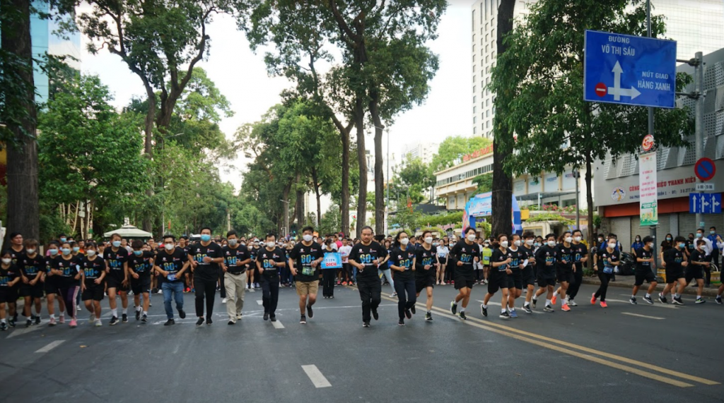 Hơn 1.500 thanh niên chạy bộ hưởng ứng chiến dịch Giờ Trái Đất