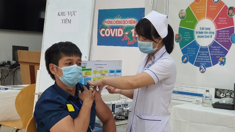 TP HCM triển khai tiêm vaccine Covid-19 cho nhân viên y tế HCDC