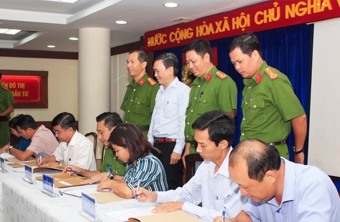 Đại diện Công an Thành phố Thủ Đức và Chủ tịch UBND 34 phường thực hiện nghi thức ký kết bàn giao