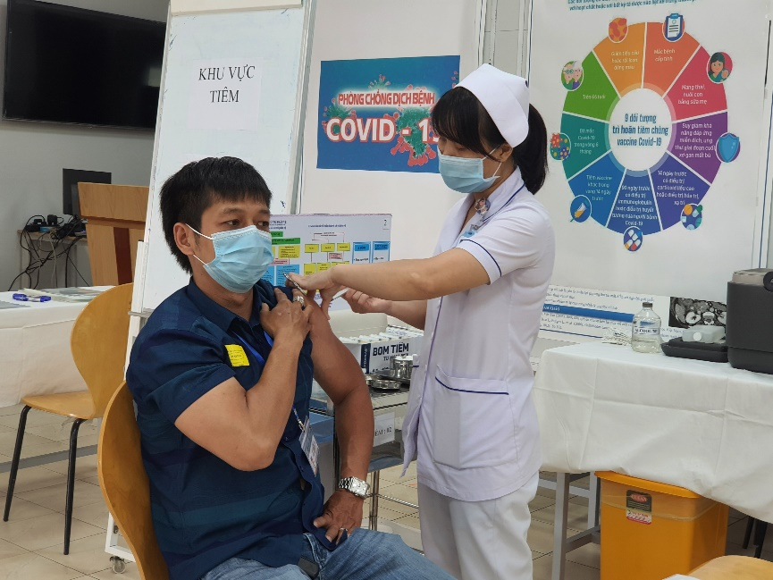 Tiêm vaccine phòng Covid-19 cho nhân viên y tế tại TP HCM (Ảnh: HCDC)