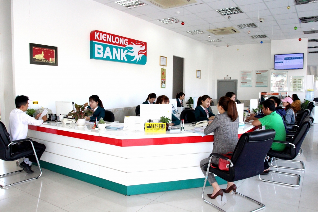 Khách hàng giao dịch tại Kienlongbank