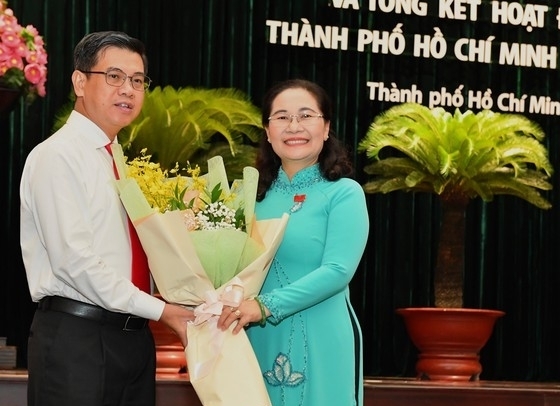 Chủ tịch HĐND TP HCM Nguyễn Thị Lệ trao hoa chúc mừng ông Nguyễn Văn Dũng vừa được các Đại biểu bầu làm Phó Chủ tịch HĐND TP HCM (Ảnh: Thành ủy TP HCM)