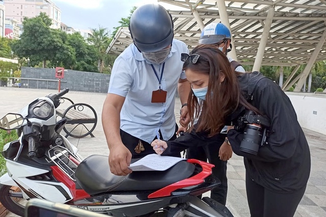 Đoàn kiểm tra liên ngành của UBND phường Phạm Ngũ Lão lập biên bản xử phạt đối với trường hợp không đeo khẩu trang vào chiều ngày 27/4.