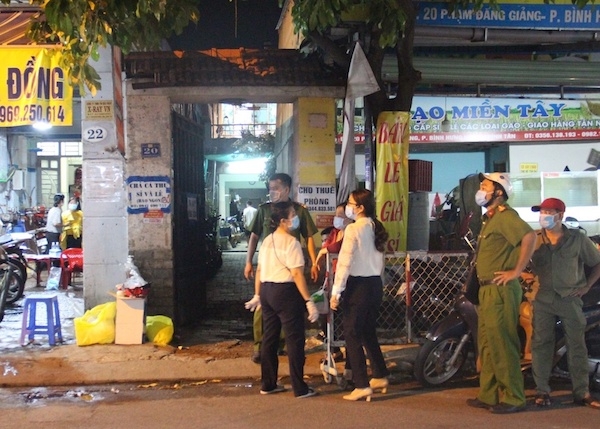 Lực lượng chức năng dựng hàng rào, phong tỏa một con hẻm ở quận Bình Tân