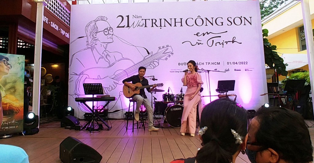 Ca sĩ Hiền Thục biểu diễn các ca khúc do cố nhạc sĩ Trịnh Công Sơn sáng tác