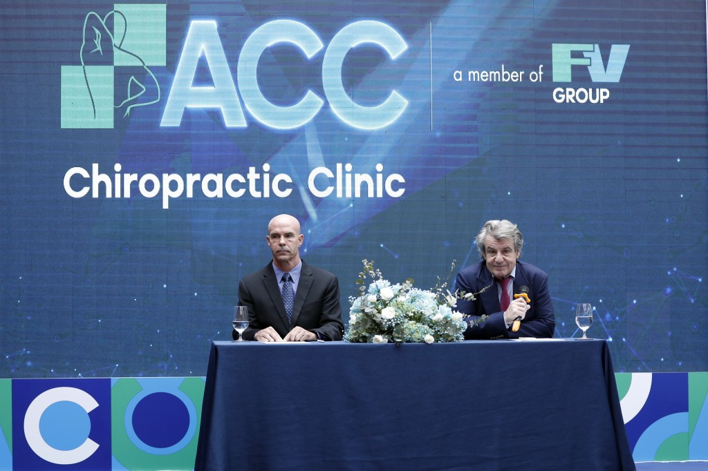 Bác sĩ Jean-Marcel Guillon, Tổng Giám đốc Bệnh viện FV, kiêm tân Chủ tịch ACC (bên phải) và bác sĩ người Mỹ Wade Brackenbury – đại diện của ACC (bên trái)