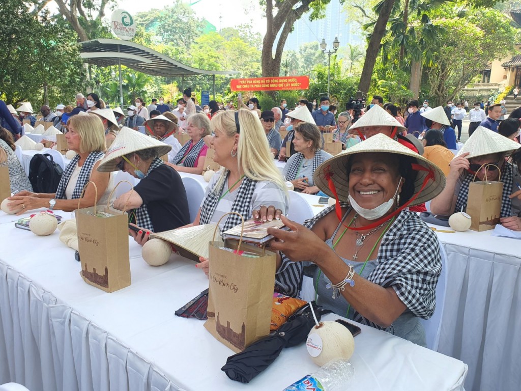 Các du khách thích thú với những món quà ý nghĩa từ ngành Du lịch TP Hồ Chí Minh