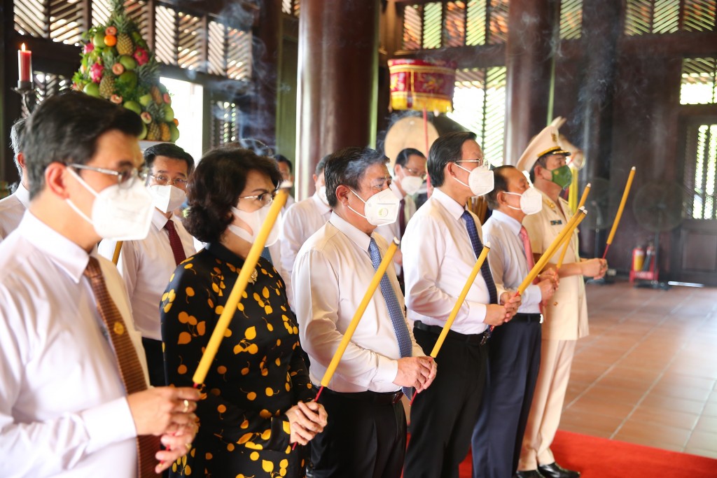 Lãnh đạo, người dân TP Hồ Chí Minh dâng hương, dâng hoa tưởng niệm các Vua Hùng