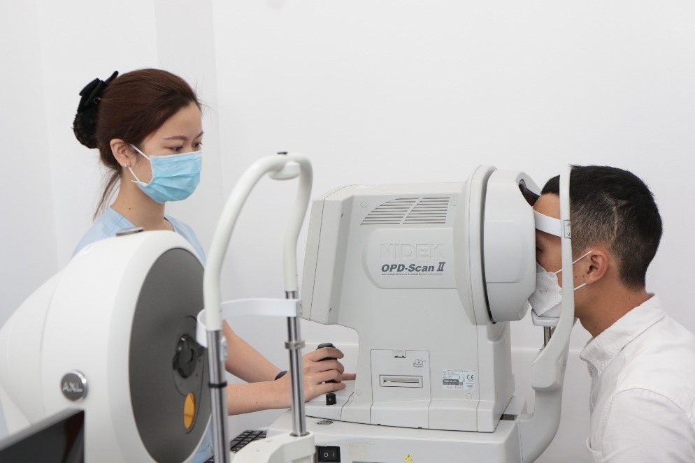 Thăm khám, kiểm tra mắt trước khi phẫu thuật bằng các thiết bị hiện đại