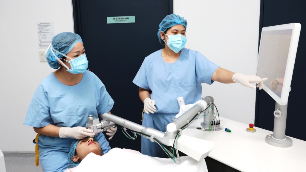 Bệnh viện FV triển khai công nghệ CLEAR điều trị tật khúc xạ mắt an toàn vượt trội