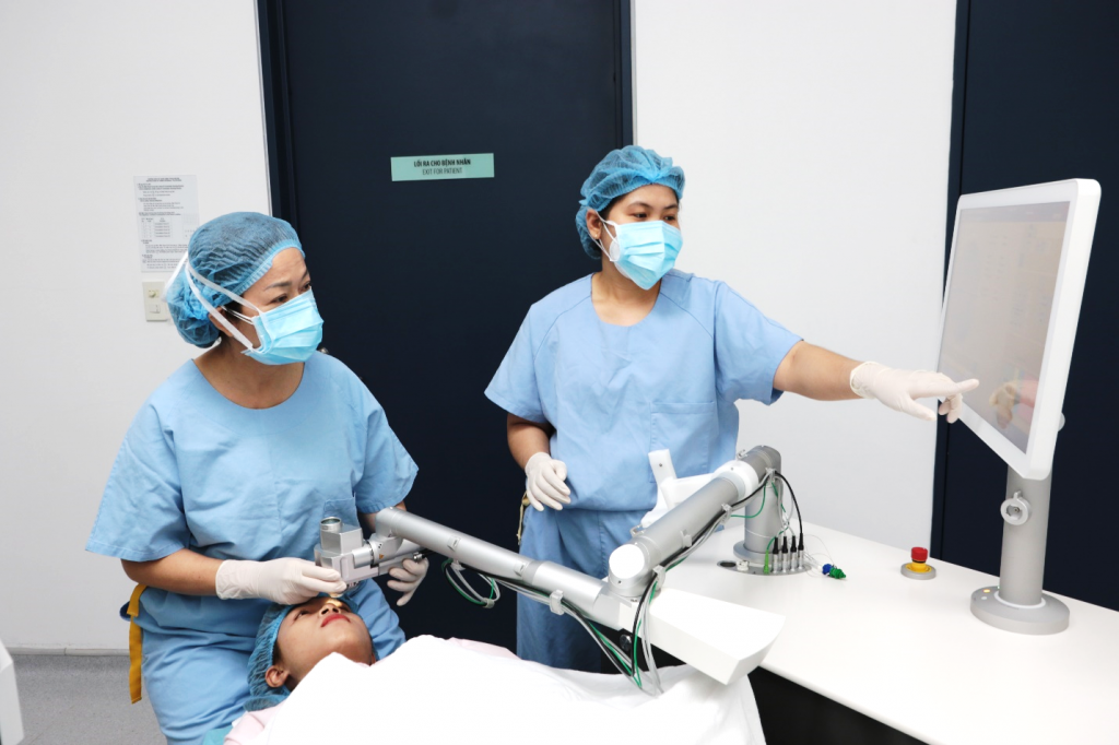 Bác sĩ Nguyễn Thị Mai (trái) chuẩn bị thực hiện ca phẫu thuật khúc xạ bằng công nghệ CLEAR cho bệnh nhân