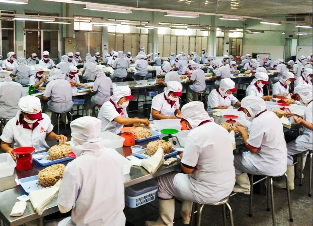 Công nhân các doanh nghiệp đang miệt mài sản xuất, góp phần đưa TP Hồ Chí Minh phục hồi và phát triển