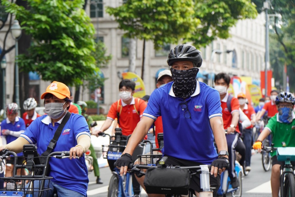 chương trình hơn 500 người dân đến từ các quận, huyện và TP Thủ Đức tham gia diễu hành bằng xe đạp và mô tô 
